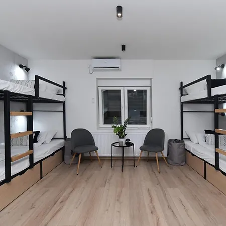 Industrial Jovana Hostel *